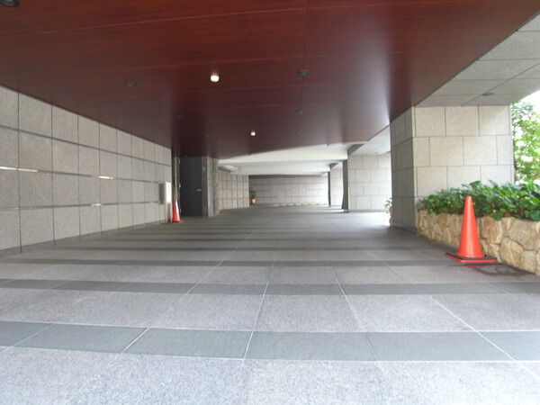 【プレティナージュ苦楽園】エントランスへの車寄せ