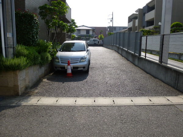 【ステイツ夙川公園】駐車場入口