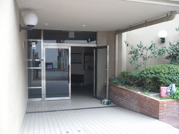 【ベルメゾン宝塚】エントランス入り口 【ベルメゾン宝塚】エントランス入り口