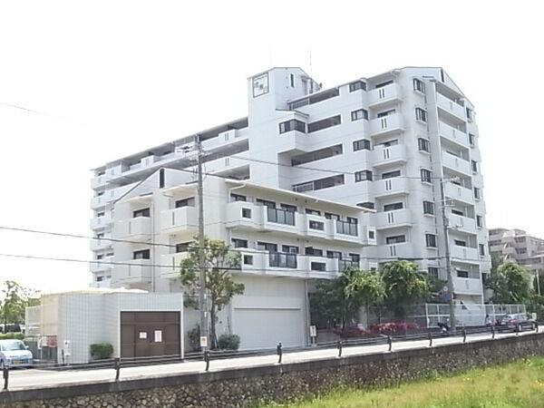 【ロイヤルコート逆瀬川】外観
