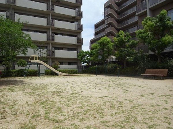 【サニーハイツ逆瀬川】マンション前の公園