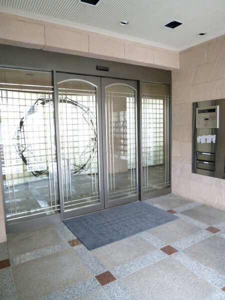 【ロイヤルアーク逆瀬川】オートロックエントランス