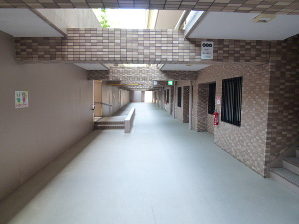 【ヴェルナール学園前】１階廊下
