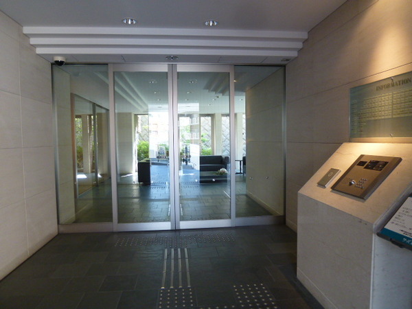 【サーパス富雄駅前】正面エントランス 【サーパス富雄駅前】正面エントランス