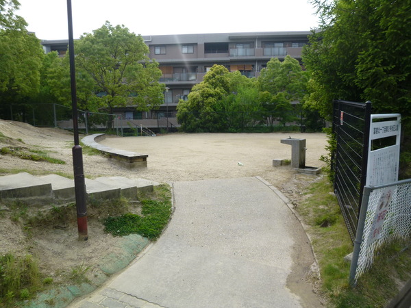 【ロイヤルヒルズ富雄】敷地内公園