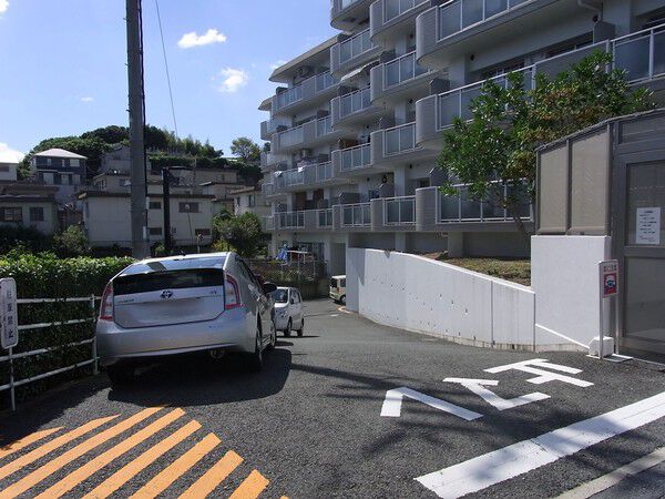 【クレアコート帝塚山】駐車場入り口 【クレアコート帝塚山】駐車場入り口