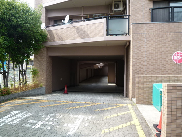 【ネオハイツ富雄南】駐車場入り口 【ネオハイツ富雄南】駐車場入り口