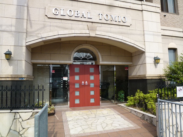 【グローバル富雄】正面入り口 【グローバル富雄】正面入り口