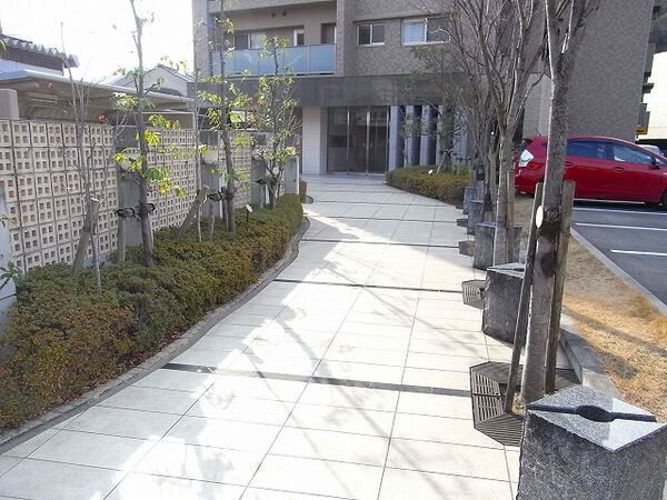 【サーパス鶴形公園】アプローチ