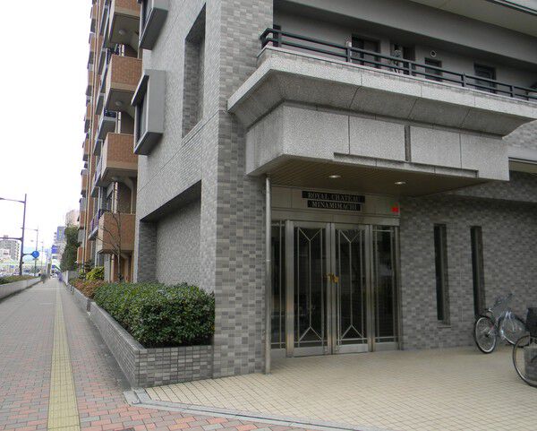 【ロイヤルシャトー皆実町】エントランス 【ロイヤルシャトー皆実町】エントランス