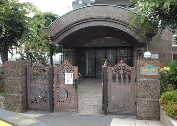 【アダージョ・トレ】エントランス 【アダージョ・トレ】エントランス