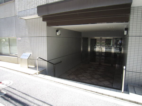 【サン麻布十番】エントランス前 【サン麻布十番】エントランス前