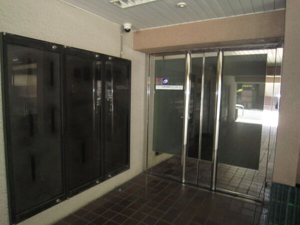 【麻布十番セントラルハイツ】エントランス前 【麻布十番セントラルハイツ】エントランス前