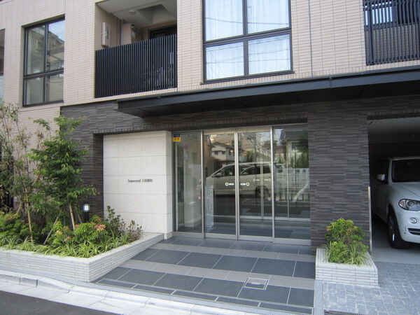 【サンウッド三田綱町】エントランス