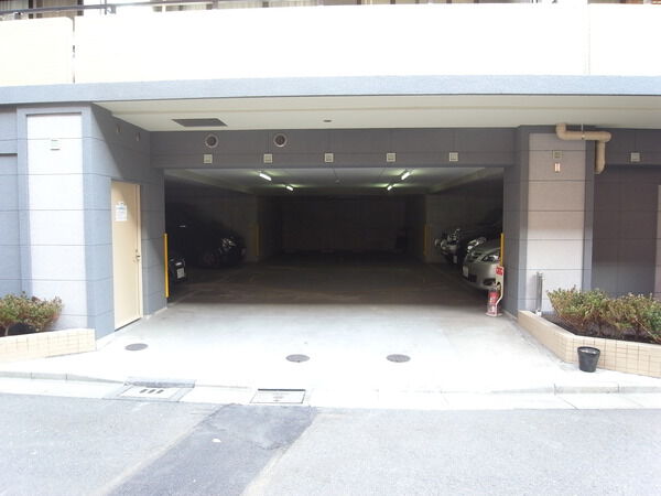 【クレストフォルム月島シティコート】駐車場入口