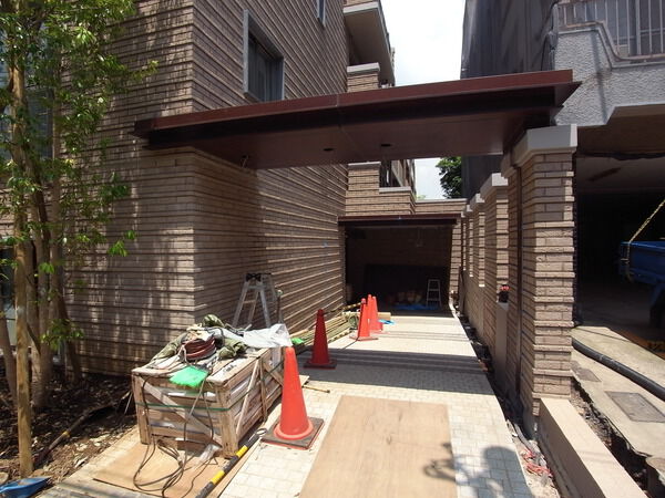 【プラウド市ヶ谷南町ディアージュ】エントランス前