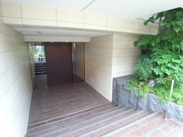 【ジオ成城学園前】エントランス