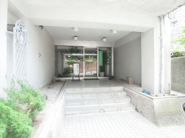 【メゾンベール成城】エントランス