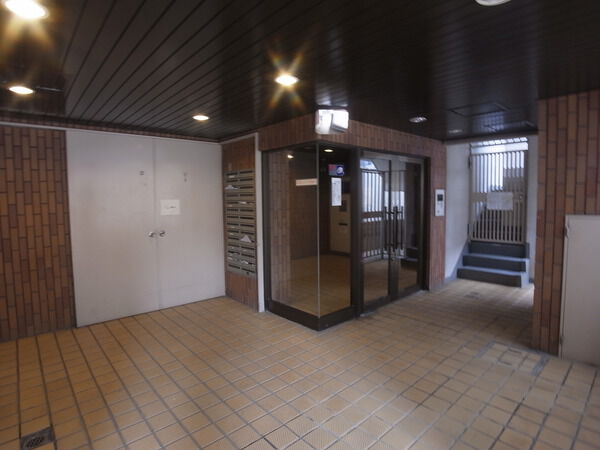 【ハイネス西荻窪】エントランス 【ハイネス西荻窪】エントランス