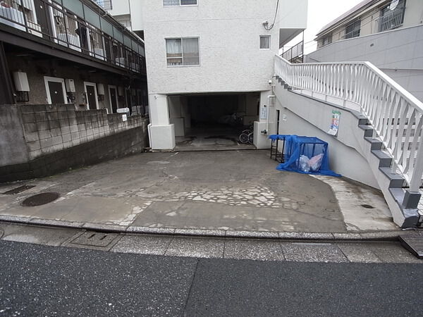 【ヴィラフローラ】駐車場入口