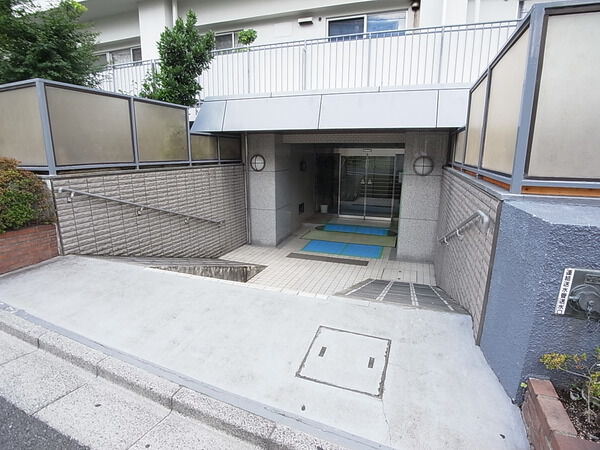 【日商岩井弥生町マンション】エントランス