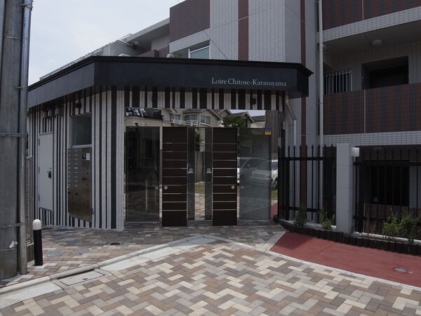 【ロワール千歳烏山】エントランス前