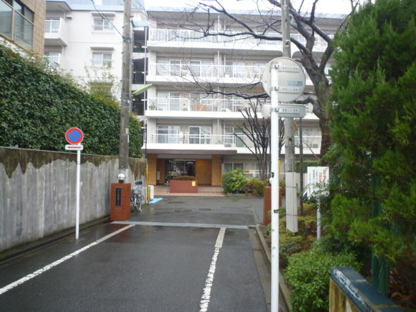 【日商岩井芦花公園マンション】前面道路 【日商岩井芦花公園マンション】前面道路