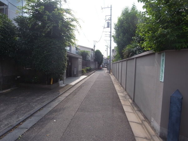 【コスモヒルズ東松原】前面道路 【コスモヒルズ東松原】前面道路