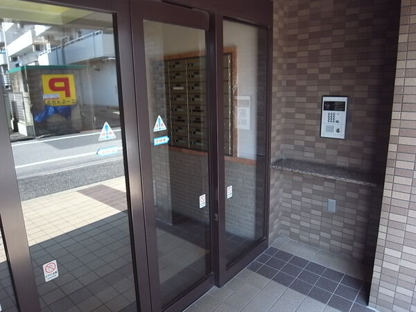 【ベルメゾン北綾瀬】エントランス 【ベルメゾン北綾瀬】エントランス