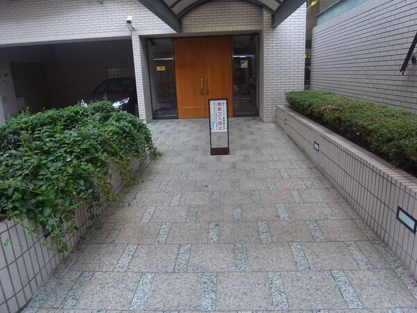 【アルファコート西葛西】エントランス前