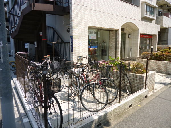 【モナークマンション三の輪】駐輪場
