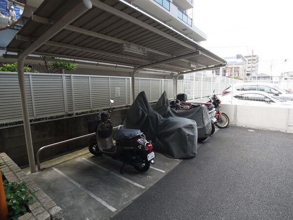 【ルイシャトレ浦安プロッシモ】バイク置場