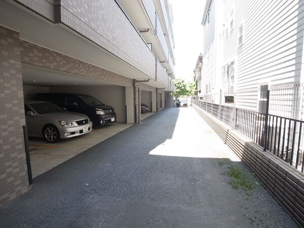【ローズガーデン浦安七番館】駐車場