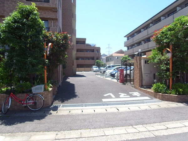 【ヴァンクールラフィネ舞浜】駐車場