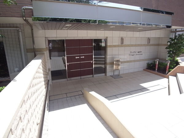 【エクセレントスクエア松戸中央公園】エントランス