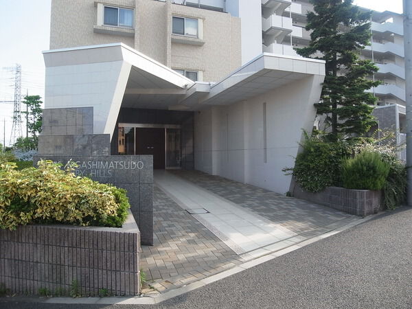 【ライオンズ東松戸エアリーヒルズ】エントランス