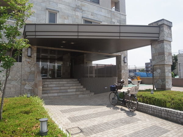 【ロイヤルプラザ松戸】エントランス 【ロイヤルプラザ松戸】エントランス