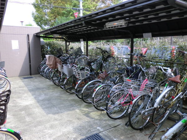 【シャリエ新松戸】駐輪場