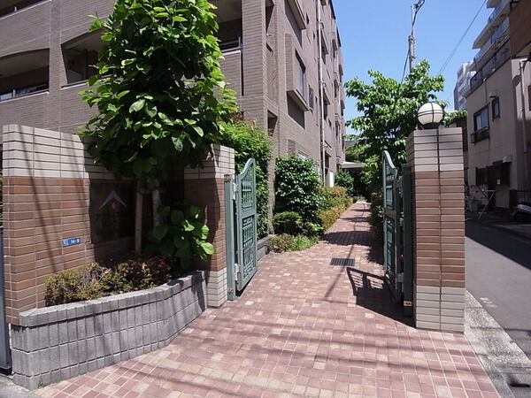 【アクティス菊川プレヴィア】エントランス前