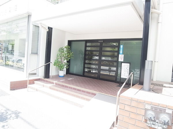 【門前仲町ファミリーハイツ】エントランス 【門前仲町ファミリーハイツ】エントランス