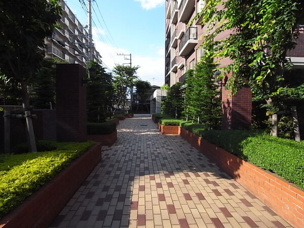 【ライオンズガーデン町屋アクアステージ】アプローチ