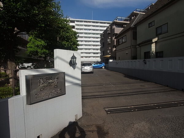 【ライオンズマンション小金井公園】館内敷地