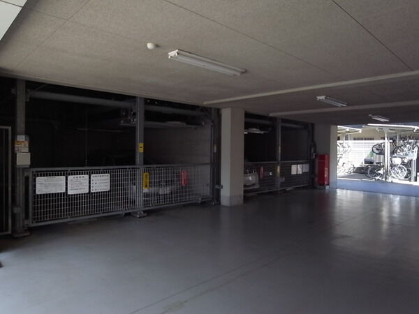 【ハイセレサ井草の森デュオガーデン】駐車場