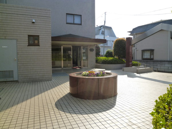 【ベウラ大泉学園】エントランス前広場