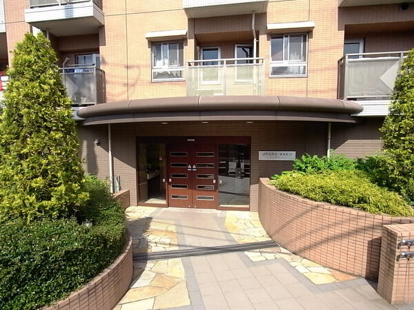 【ジェイパーク和光コニファーレジデンス】エントランス付近