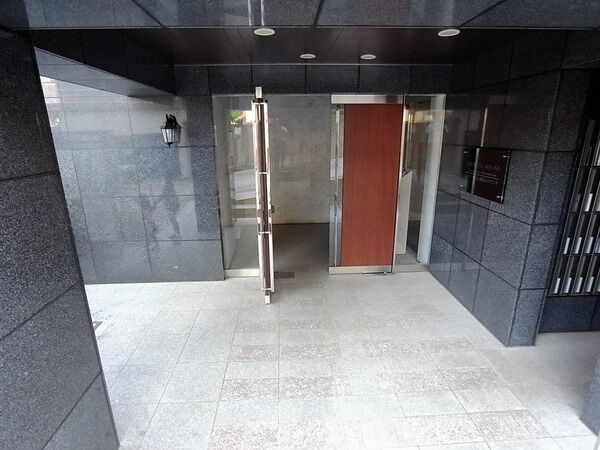 【レーベンハイム滝坂レジデンス】エントランス付近