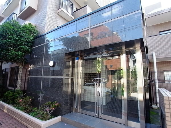 【ファミール成増】エントランス付近 【ファミール成増】エントランス付近