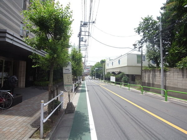 【ライオンズ板橋氷川町レジデンス】エントランス前のバス停