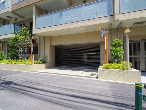 【クラッシィハウス新宿中落合】車庫入り口 【クラッシィハウス新宿中落合】車庫入り口