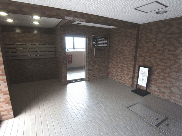 【ライオンズマンション橋本】清掃の行届いたエントランスホールの光景